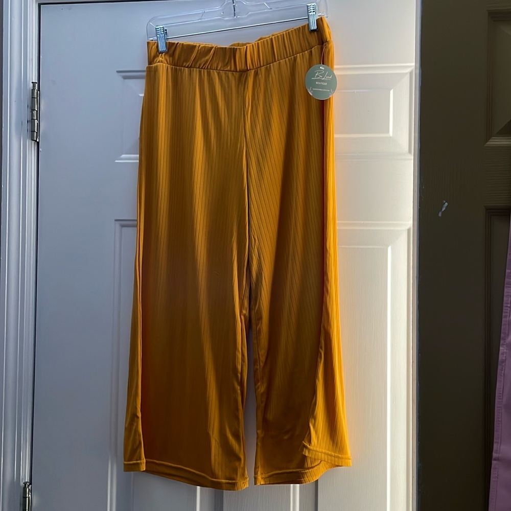New with tags! Full Circle Trends Boutique Ribbed Gaucho Pants size Large